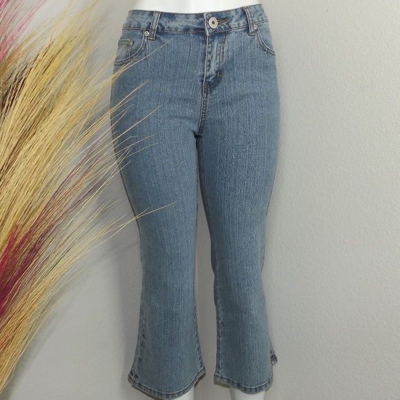 Cropped Light Wash Blue Denim Jeans - Picture 3 of 7